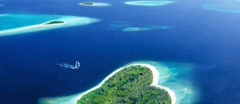 индийский океан, море для отдыха на Мальдивах, острова зеленые посреди океана